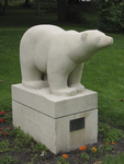 901176 Afbeelding van het kalkstenen Monument voor de Polar Bears door Marie José Wessels, in 1992 geplaatst in het ...